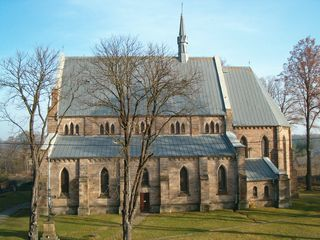 kościół ten pełnił funkcje kaplicy dworskiej i był obsługiwany przez kapelanów dworskich. Uroczyste utworzenie parafii nastąpiło 23 sierpnia 1888 r. na podstawie dekretu biskupa sandomierskiego ks.