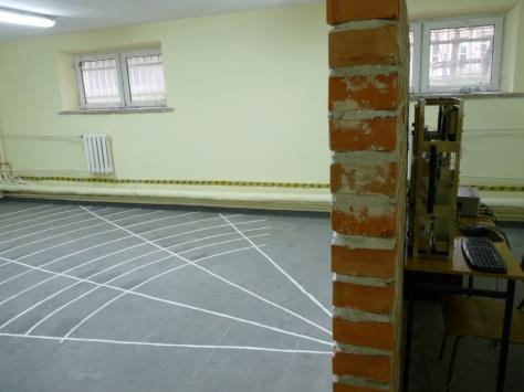 Radar szumowy widzenia przez ścianę Lokalizator obiektów żywych ukrytych za przeszkodą typu ściana, wykorzystuje radar szumowy pracujący na częstotliwości 3 GHz.