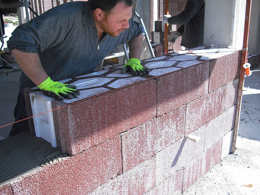 Bloczki HOTBLOK umożliwiają wznoszenie obiektów do dwóch kondygnacji (lub wyższych przy zastosowaniu dodatkowego wsparcia), przy czym cena budowy domu energooszczędnego lub pasywnego jest niższa niż