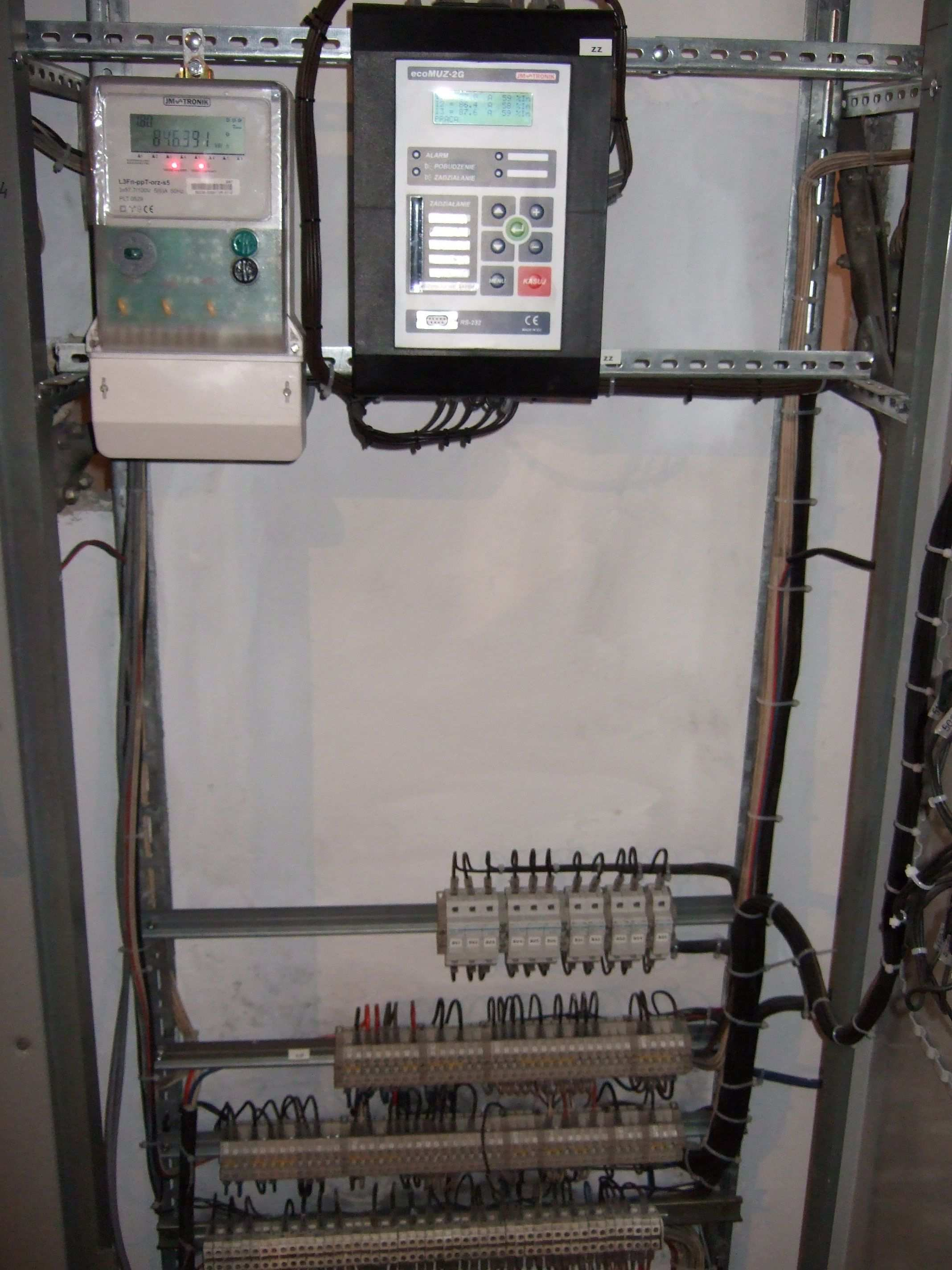 24 Zeszyty Problemowe Maszyny Elektryczne Nr 79/2008 oraz następnymi projektowanymi generacjami aparatury łącznikowej. Unika się tym samym w przyszłości stosowania kilku systemów zarządzania. Rys. 2.