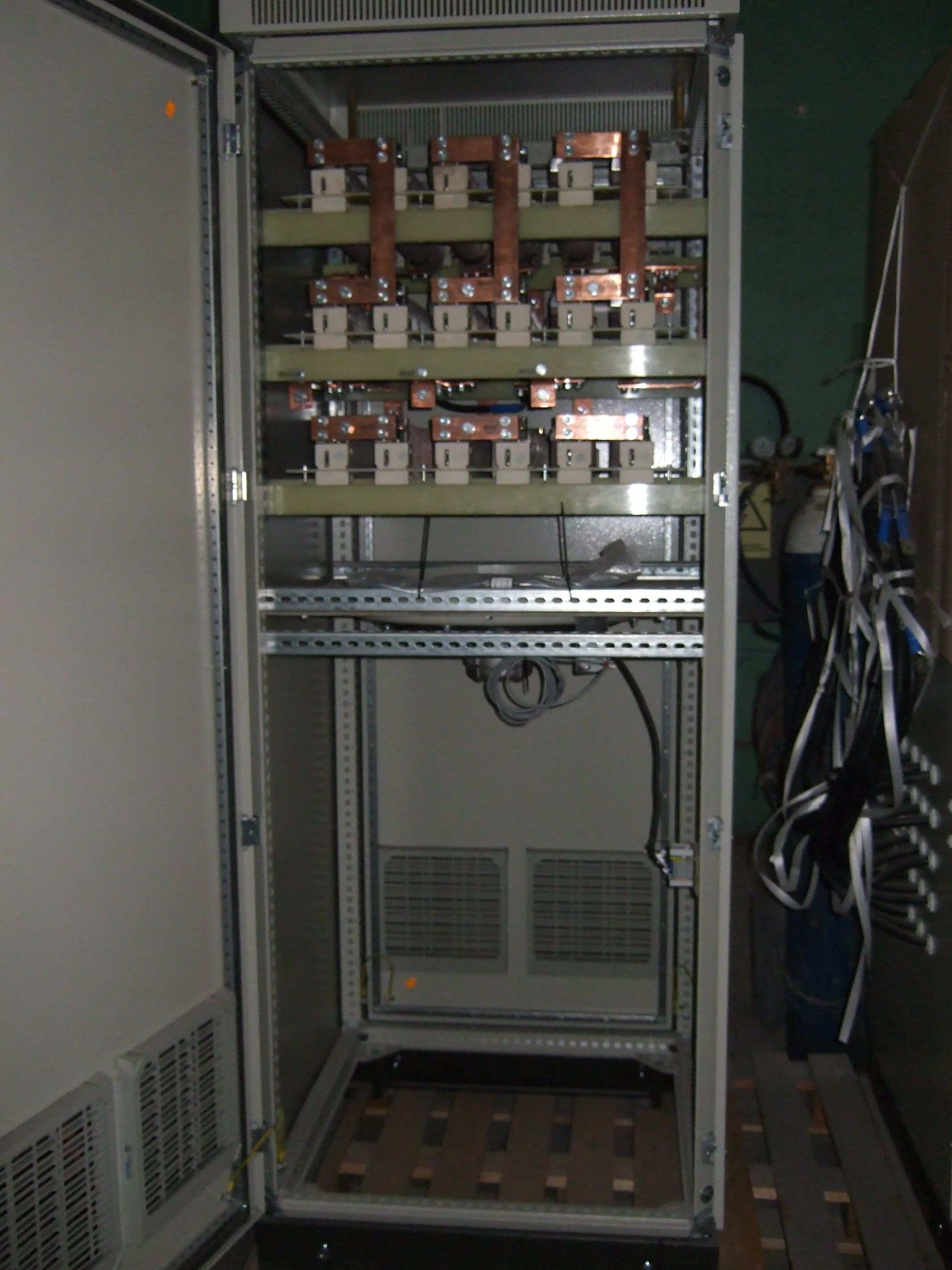 26 Zeszyty Problemowe Maszyny Elektryczne Nr 79/2008 Kupując System Rozliczania Energii Elektrycznej powinniśmy zwracać uwagę na sposób prezentacji bazy danych oraz system generowanych raportów: