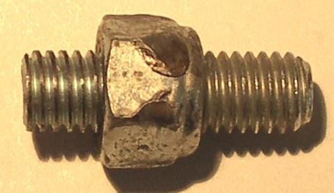 a 10 mm b c 6-7 mm ( grubość kołnierza wału) Fot.3a, b, c Ocalały fragment sworznia M8 mocującego piastę śmigła do kołnierza wału silnika i jego przełom w zbliżeniu [różne tła i oświetlenia].