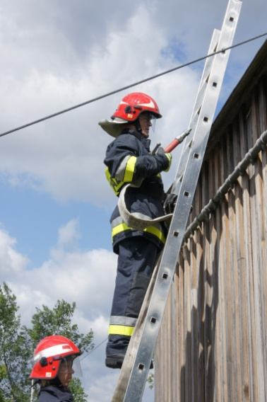 Fot. 26 Prawidłowe ustawienie strażaków podczas asekuracji Asekuracja w czasie pracy z linią wężową.