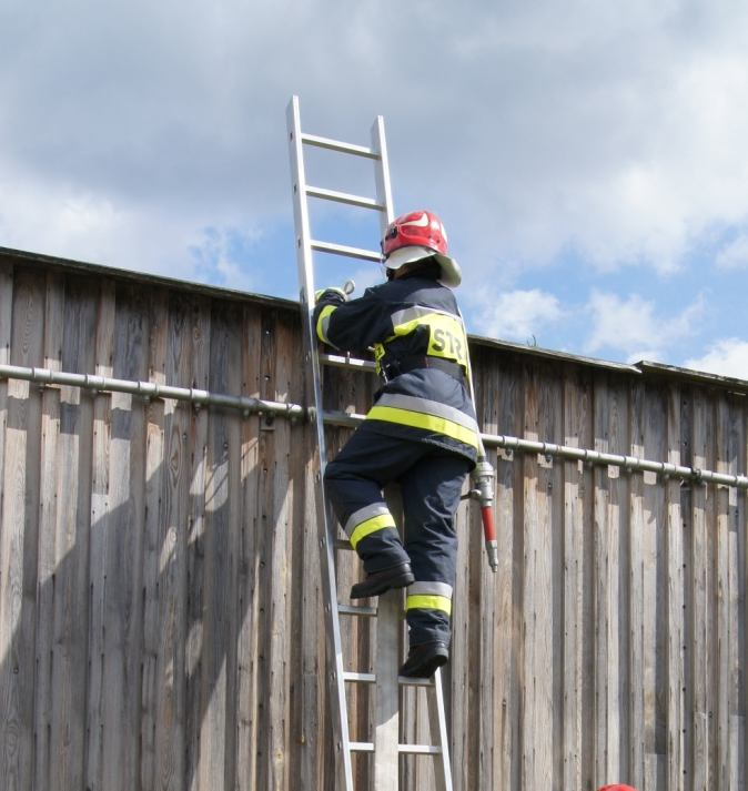 Fot. 13 Widok nieprawidłowo sprawionej drabiny Kolejnym elementem bezpieczeństwa na drabinie jest sposób wchodzenia i schodzenia.