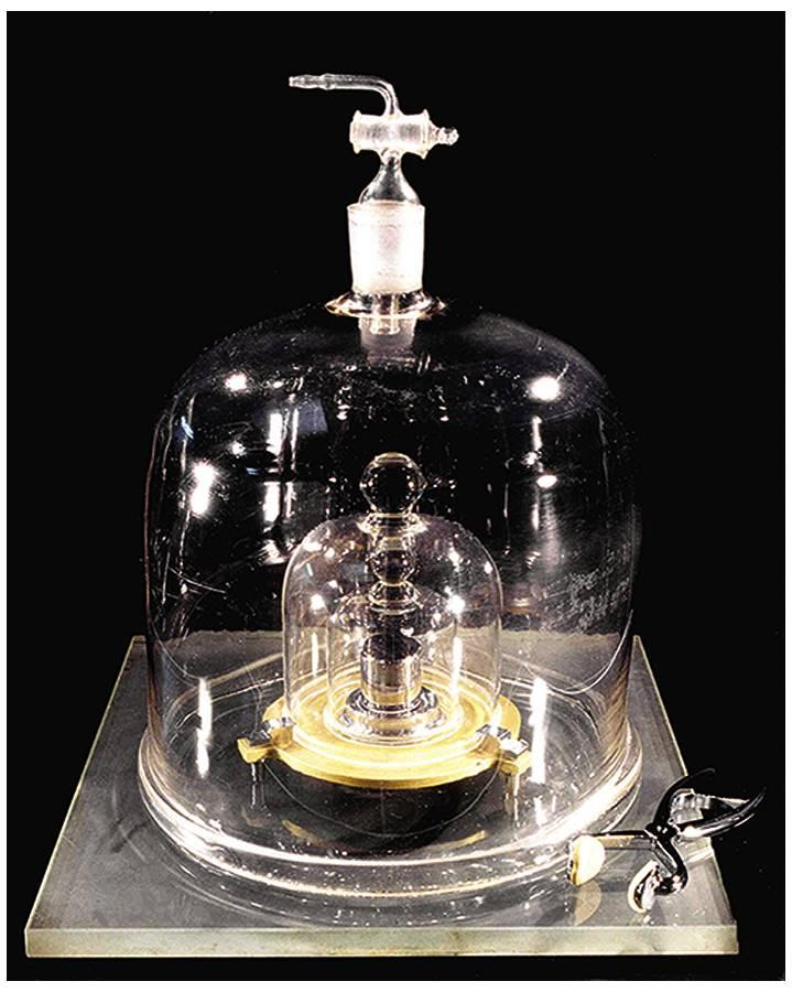 Jednostka masy w SI: kilogram (kg) Kilogram był oryginalnie zdefiniowany jako masa 1 litra wody w temperaturze 4 o C.