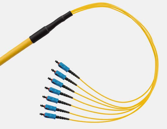 Seria OptiKab C Seria OptiKab B wiązka pojedynczych kabli stacyjnych w elastycznej rurze typu peszel instalacja w korytach lub duktach możliwość wykonania złącz typu SC, E-2000, FC,, MU, MTRJ