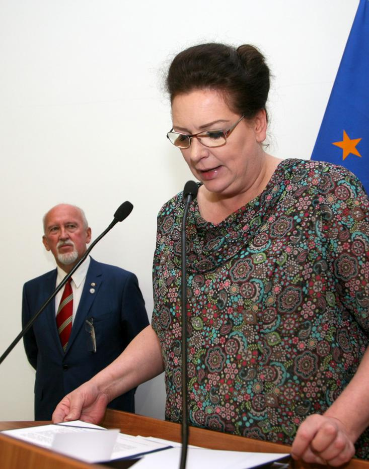 Robert Cieszyński czyta uroczysty adres nadesłany przez Aleksandrę Jabłonowską pełniącą obowiązki Głównego Geodety Kraju Anna Mackiewicz