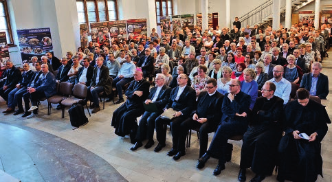 wiadomości TORUŃ Kongres rad duszpasterskich Część wykładowa kongresu W sanktuarium Matki Bożej Nieustającej Pomocy w Toruniu 19 września odbył się 1.