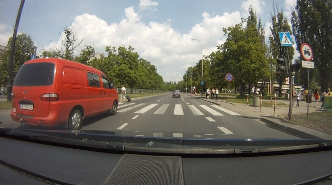 37 W tej sytuacji omijanie pojazdu, który zatrzymał się aby przepuścid znajdującego