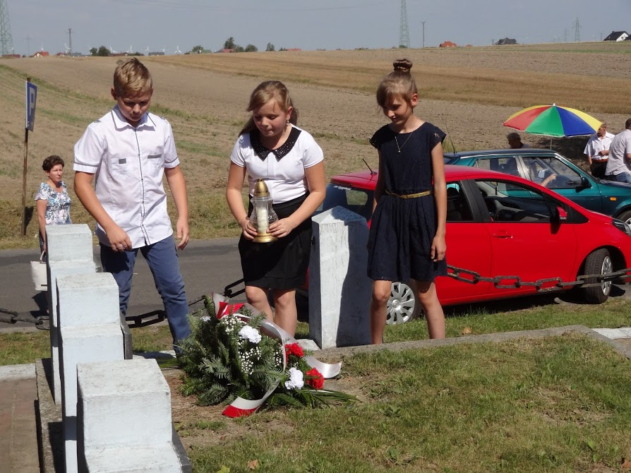 4 września - uczniowie i nauczyciele naszej szkoły uczestniczyli w uroczystej mszy polowej z okazji 77 rocznicy wybuchu II wojny światowej oraz Bitwy o szosę Piotrkowską Poczet sztandarowy naszej