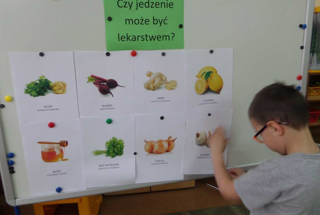 Moc witamin W dalszej rozmowie na temat wartości witamin, nauczycielki wyjaśniły dzieciom,