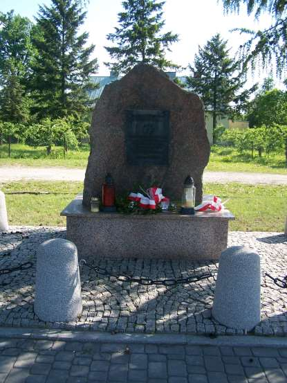 4.2.2. Miejsca i pomniki pamięci narodowej Na terenie gminy Rogów istnieją 4 miejsca Pamięci narodowej: 1) Cmentarz wojenny z okresu I wojny światowej, położony w lesie niedaleko Józefowa, na którym