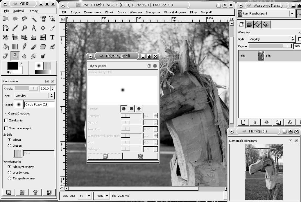 80 Fotografia cyfrowa. Edycja zdjęć w Linuksie Niestety, GIMP 2.2 nie udostępnia prostego sposobu zmiany wielkości pędzla w oknie opcji klonowania.