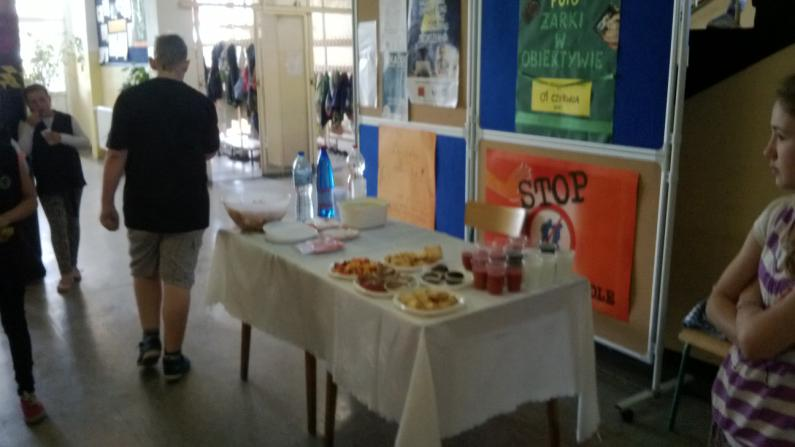 Aby pokazad młodzieży szkolnej zdrowszą alternatywę przekąsek, z produktów przyniesionych przez uczniów, przygotowały poczęstunek, na który składały się koktajle owocowe, sałatki owocowe i warzywne,