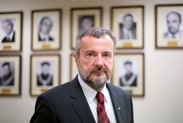 wywiad 39 Rozmowa z dr. hab. Wojciechem Braksatorem Panie Rektorze, oprócz piastowania funkcji Prodziekana II Wydziału Lekarskiego poprzedniej kadencji, był Pan również członkiem Senackiej Komisji ds.