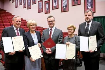 50 09/2016 Podsumowanie wyborów władz rektorskich i dziekańskich WUM na kadencję 2016-2020 Władze rektorskie Warszawskiego Uniwersytetu Medycznego kadencji 2016-2020. Rektor prof.