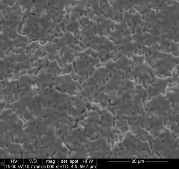 Rys. 66. Mikrostruktura powierzchni elektrolitu naniesionego na wypalony saport anodowy (powiększenie 5000 razy). Rys.