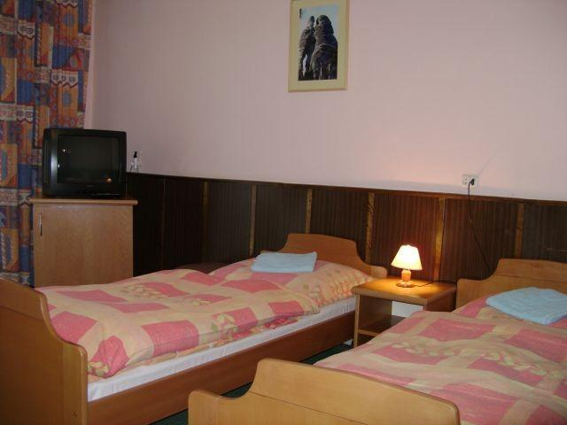 Ośrodek wypoczynkowy Relax ** Nasz ośrodek znajduje Ośrodek wypoczynkowy Relax ** się między Dusznikami Zdrój a Szczytną. Obiekt składa się z 3 budynków. Na terenie ośrodka znajduje się m.in.