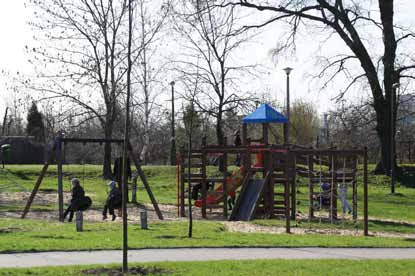 Obszar przyjazny dzieciom W ramach projektu wybudowano plac zabaw na terenie przyległym do skate-parku, przy ulicy Zapadłe.