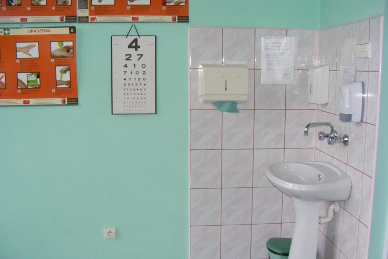Opieka medyczna w szkołach Zgodnie z ustawą o systemie oświaty szkoła powinna zapewnić uczniom możliwość korzystania z gabinetu profilaktyki zdrowotnej i pomocy przedlekarskiej.