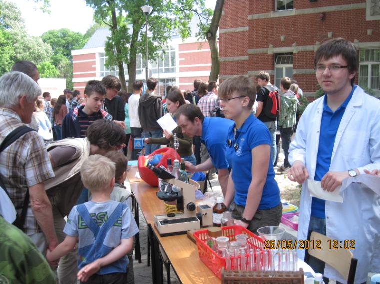 2. KOŁO STUDENTÓW BIOTECHNOLOGII PG - 7 imprez. 1. Czy wiesz, że? Konkurs wiedzy biotechnologicznej. 2. Izolacja DNA z owoców/warzyw. 3. Orgiami DNA. 4. Posiewy artystyczne, prezentacje multimedialne.