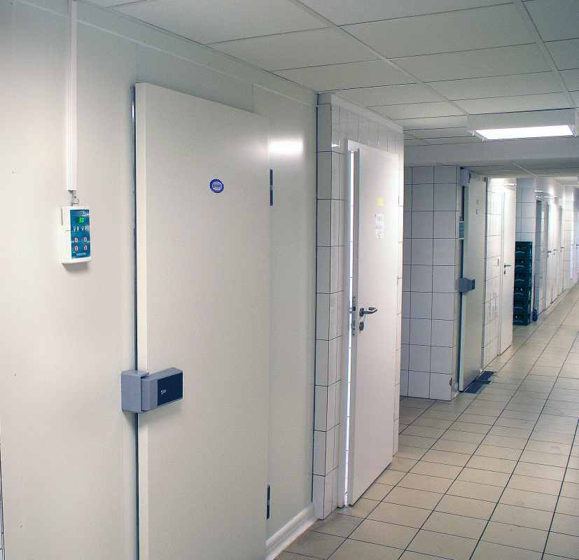 3Opcje wykończenia Do wyboru panele wykonane ze stali nierdzewnej lub blachy malowanej (kolor biały RAL 9010).