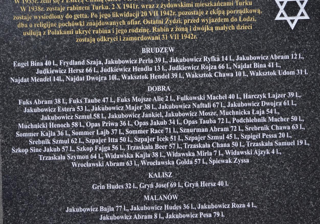 55 Cmentarz w Czachulcu tablica z imiennym wykazem zmarłych i