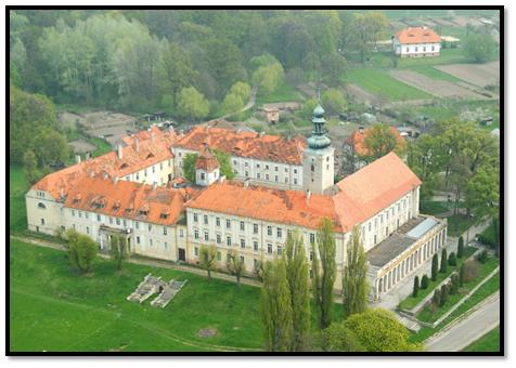 Zespół dworsko-folwarczny, w tym m.in. ogrody i sad z reliktem fosy w Gaci, Dwór (obecnie gospodarstwo prywatne) w Gaci, Kościół filialny Św.