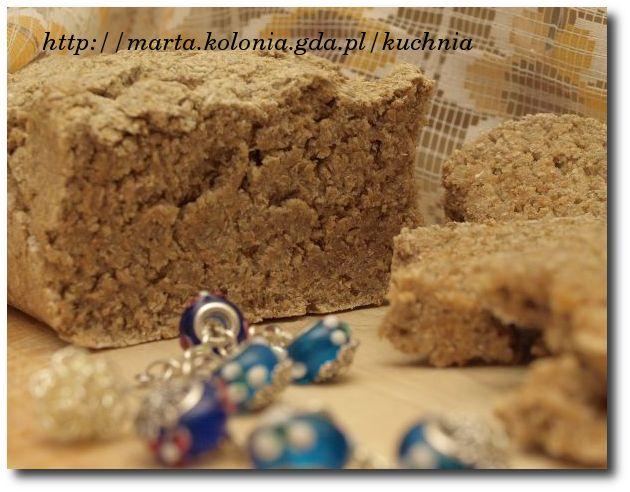 Chleb z mieszanki mąki żytniej i żytniej razowej, upieczony na szybko z braku pieczywa w domu i z braku chęci wyjścia na deszcz, by kupować chleb w sklepie.