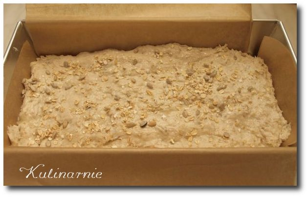 150g mąki żytniej 25g świeżych drożdży 2 łyżeczki soli 1 łyżeczka cukru 2 łyżki oleju (lub oliwy z oliwek) pół szklanki płatków owsianych 2-3 łyżki ziaren słonecznika 2-3 łyżki otrębów (u mnie