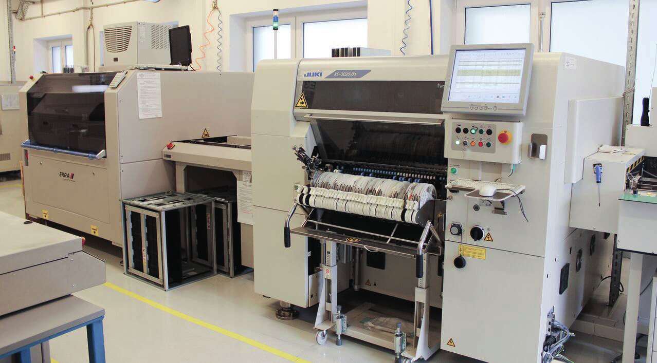 INNOWACYJNE PRODUKTY, INNOWACYJNE TECHNOLOGIE SPECYFIKACJA PRODUKCYJNA Montaż elektroniczny ołowiowy i bezołowiowy oraz na klej termoutwardzalny Rozmiar najmniejszego montowanego elementu: 01005 (0,4