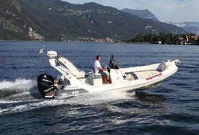 AUTOPILOTY 45 KOMPLETNE ZESTAWY AUTOPILOTA AUTOPILOTY MONTOWANE POD POKŁADEM Zestawy autopilotów Evolution (Inboard), składają się z elementów dostosowanych do rodzaju jednostki, systemu sterowania