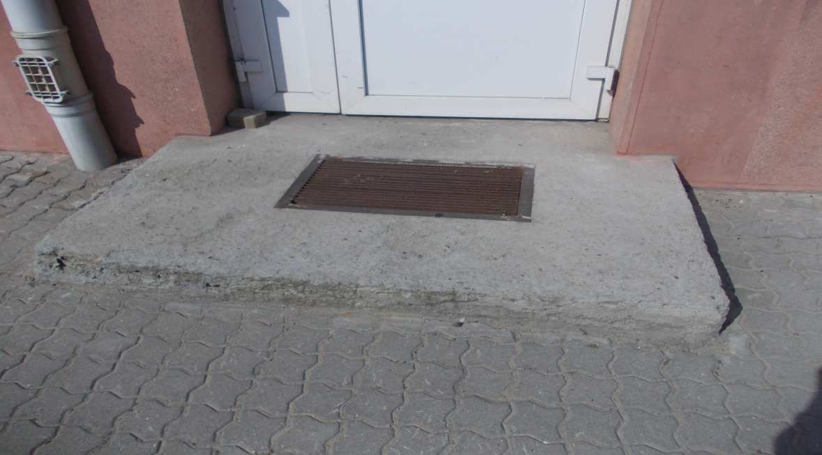 montaż nowego izolowanego złącza ZK-3 o wymiarach 800 600 250mm w istniejącej wnęce, tylko z wyposażeniem w RBK-1 i wkładki bezpiecznikowe 3 25A, odłączenie i podłączenie kabli YKY 5 4mm² i YAKY 4