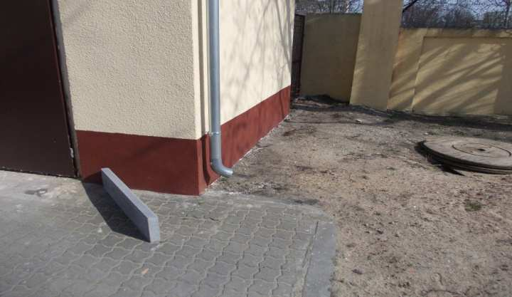 Remont opaski przy bud. nr 12. Rozebranie utwardzenia gruntu wzdłuż wschodniej ściany budynku szer. 60cm głębokość 15cm i długość 480cm.