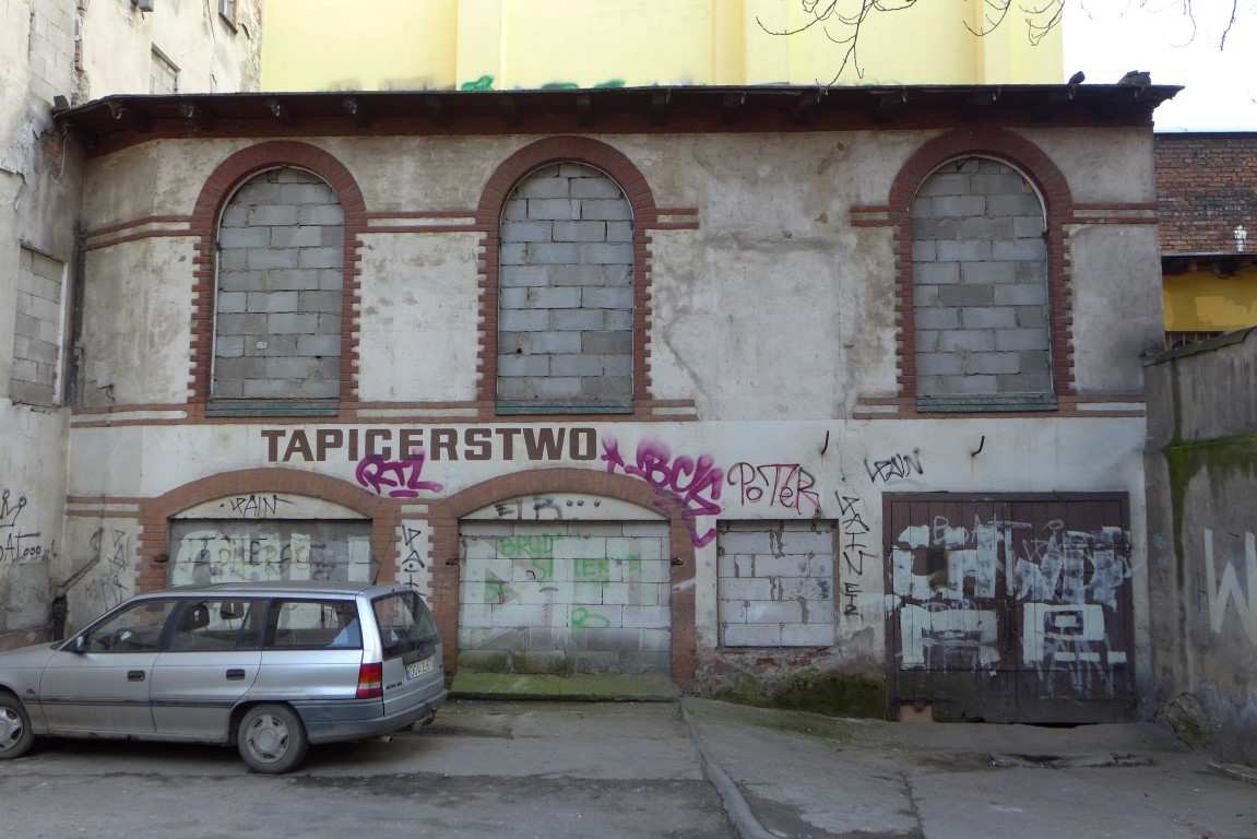 KNIAZIEWICZA 17A REGULACJE FORMALNE OPIS OBIEKTU 145, N, 910. Bliskość do Dworca PKP ok. 600 m. Bliskość do terenów zieleni ok. 300 m. Oﬁcyna 2 kondygnacyjna.