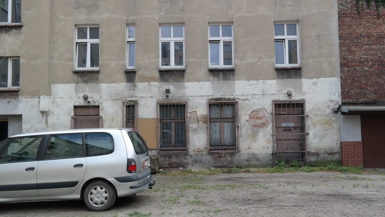 TRAUGUTTA 131 OF REGULACJE FORMALNE OPIS OBIEKTU Lokal użytkowy w ofi cynie kamienicy POWIERZCHNIA 48,12 m2 LOKALIZACJA W kwartale zabudowy ograniczony ulicami Więckowskiego, Traugutta i Kościuszki.