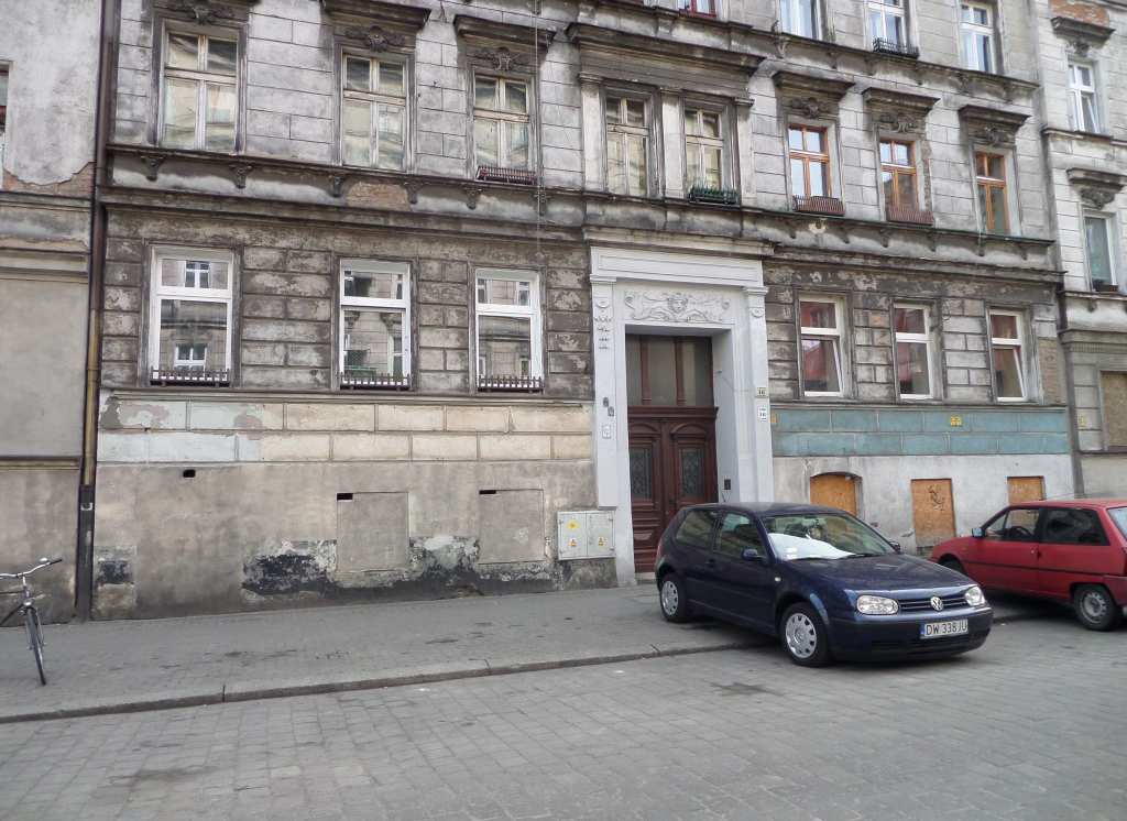 CHUDOBY 16 REGULACJE FORMALNE OPIS OBIEKTU lokal użytkowy w parterze kamienicy mieszkalnej usytuowanej frontowo do ul. Chudoby. POWIERZCHNIA 38,3 m 2 LOKALIZACJA W parterze kamienicy mieszkalnej.