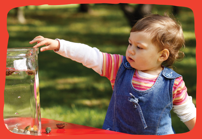 Woda czarodziejka Przy każdej okazji zachęcaj dziecko do przeprowadzania eksperymentów. W ciepły dzień wystaw do ogrodu lub na balkon naczynie z wodą.