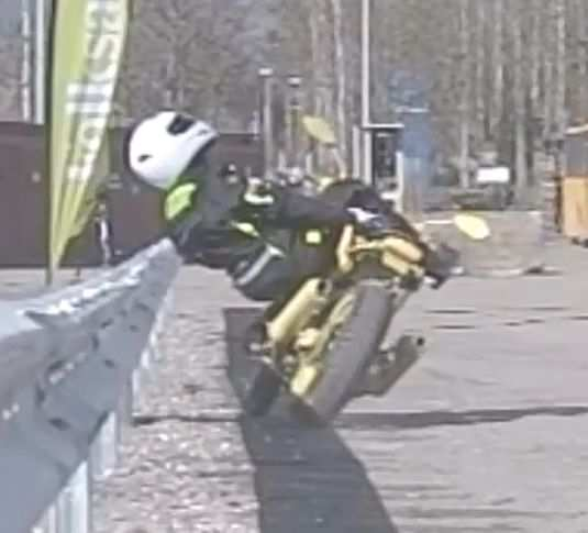 Oddziaływania elementów bariery ochronnej na motocyklistę ze względu na typ/rodzaj motocykla Sztywne uderzenie w prowadnicę bariery ochronnej cylindrem głowicy silnika motocykla spowodowało