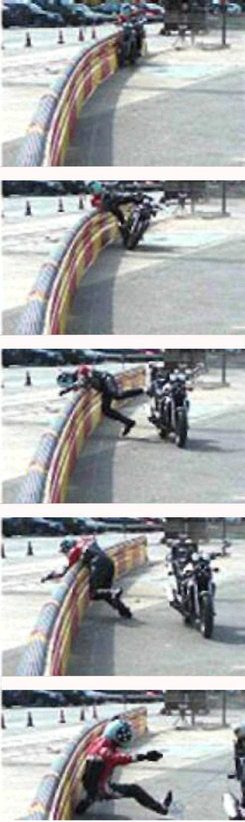 Przebieg testu zderzeniowego poligonowego oraz jego wyniki (pozycja pionowa motocyklisty, kąt najechania 12 O, bariera bezprzekładkowabez zabezp.