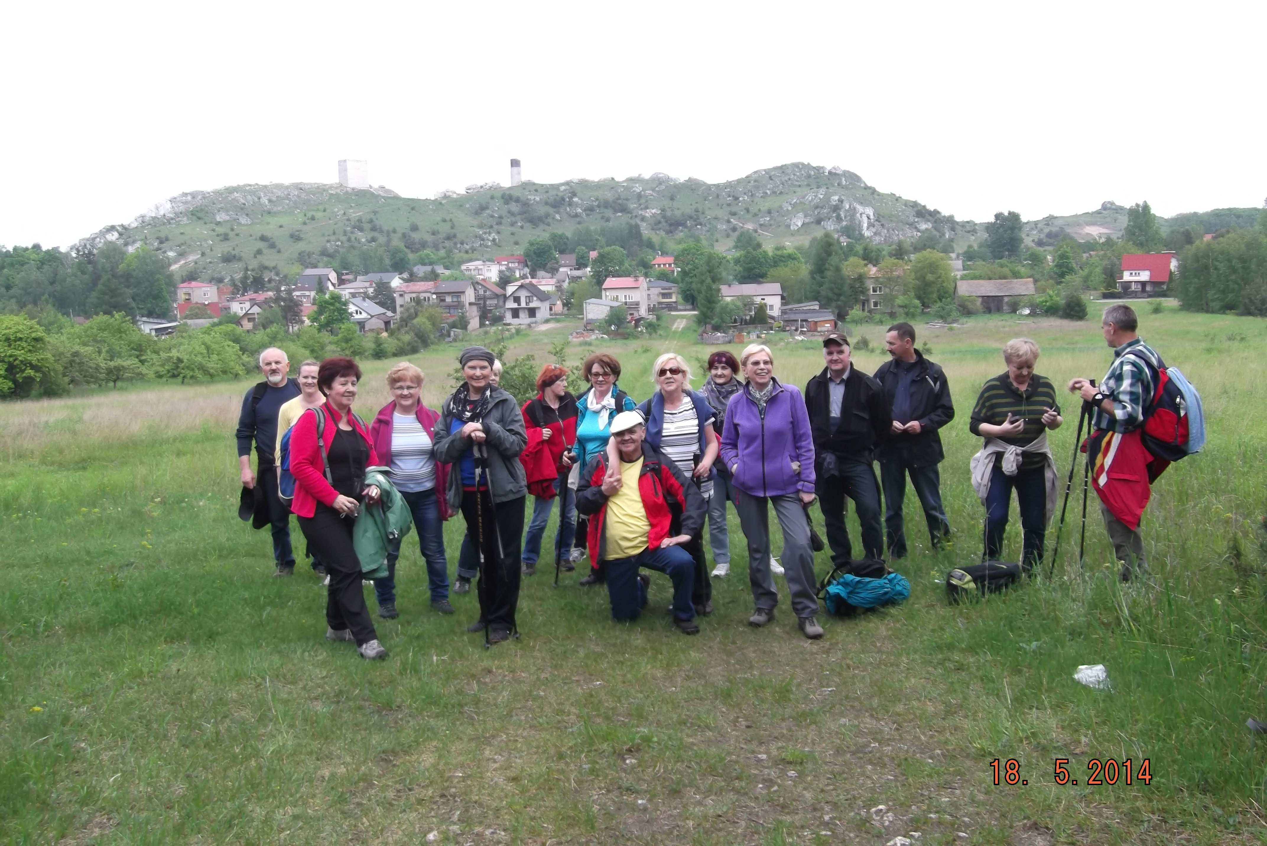 Fot. 3. Wzgórze Olsztyn Został wzniesiony przez Kazimierza Wielkiego i podobnie jak większość warowni regionu legł w gruzach podczas potopu szwedzkiego. Fot. 4. Na tle ruin zamku w Olsztynie k.