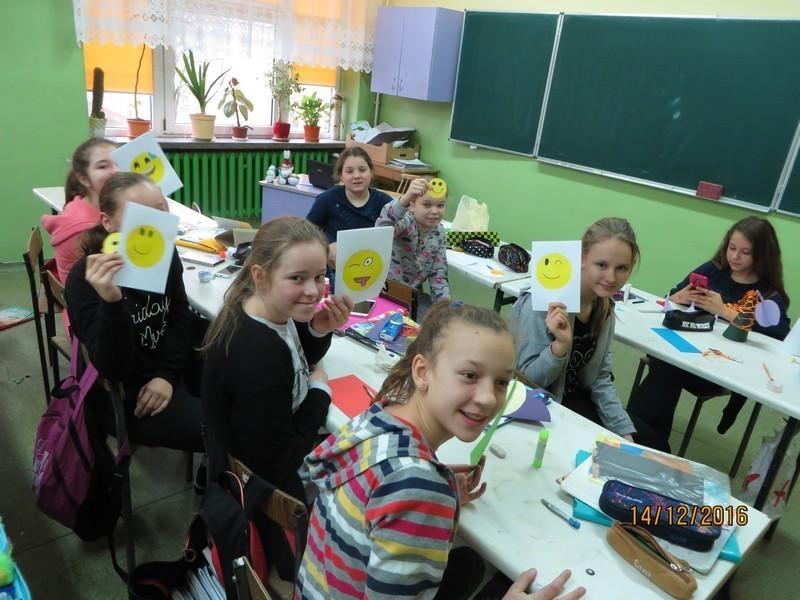 Uczniowie, nauczyciele i pracownicy szkoły z chęcią włączyli się w akcję.