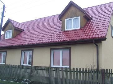 charakteryzującej się płaskimi dachami. Pozwoliło to utrzymać wieś w jednolitym charakterze. Stara zabudowa charakteryzuje się przede wszystkim wykonaniem ścian z nieotynkowanej cegły.