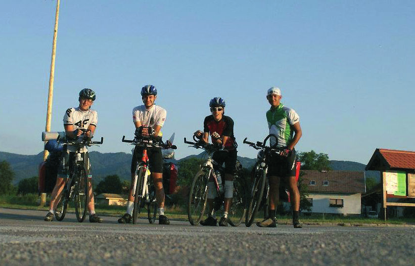 LIPIEC/SIERPIEŃ 2012 Nr 7/8 (189/190) Egzemplarz bezpłatny DREAM TRIP DLA HOSPICJUM - CZYLI WYPRAWA A ROWEROWA PYSKOWICE - RZYM 2012 Pomys³, przygotowania, idea A pocz¹tek by³ drugiego.