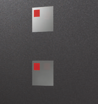 6255 Detal: Model 6255 lakierowane szkło z przeźroczystymi kwadratami kolorowe aplikacje czerwone [B] Model 6257 oszklenie 2-szybowe: zewnętrzna szyba ESG lakierowane szkło kolor podobny do RAL 9016
