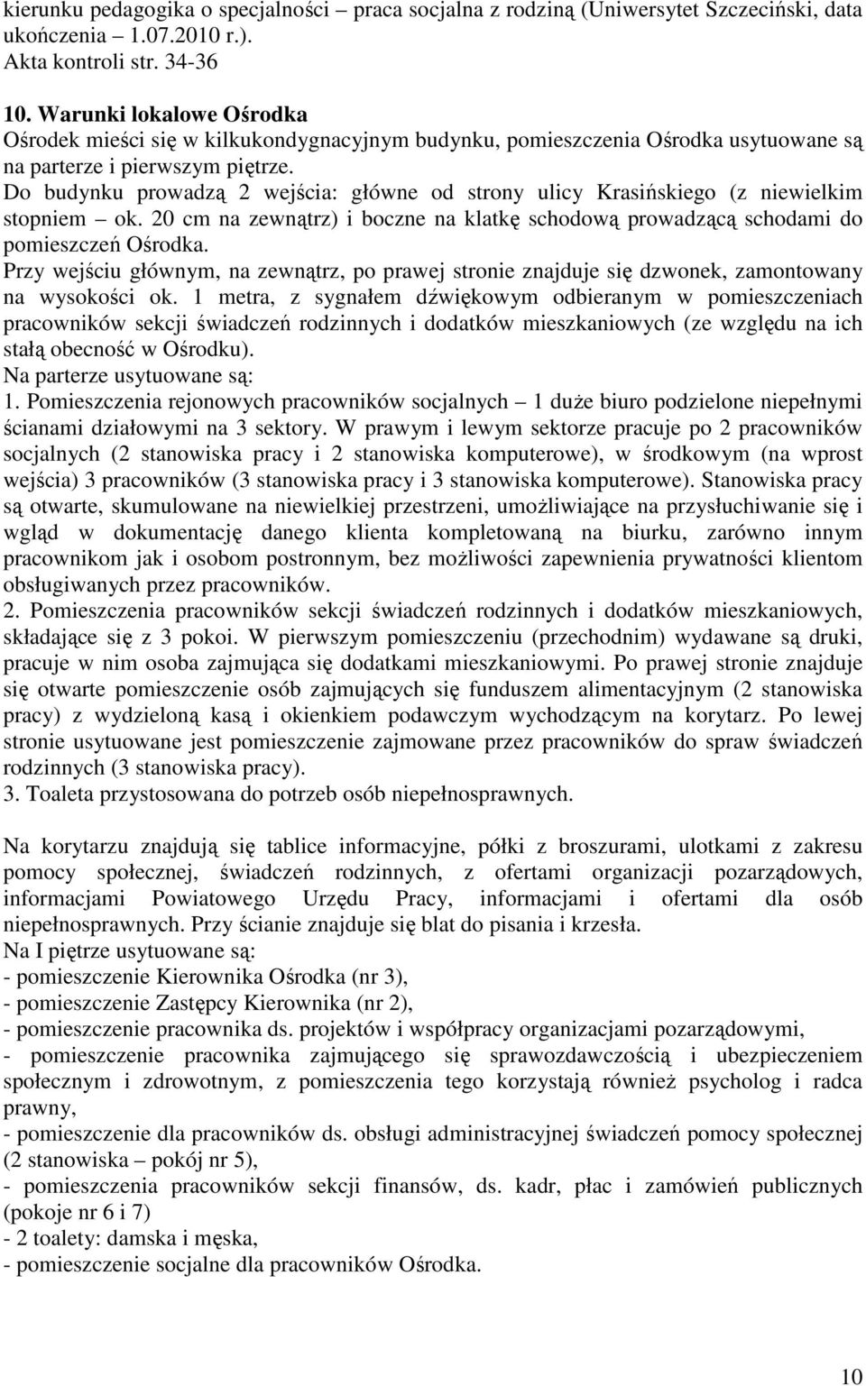Do budynku prowadzą 2 wejścia: główne od strony ulicy Krasińskiego (z niewielkim stopniem ok. 20 cm na zewnątrz) i boczne na klatkę schodową prowadzącą schodami do pomieszczeń Ośrodka.