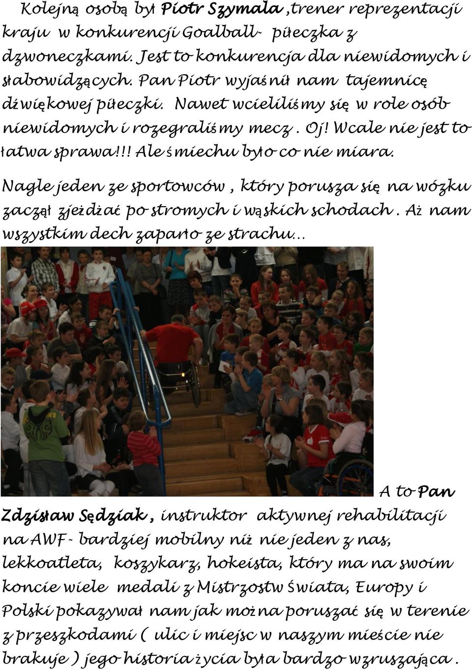 Nagle jeden ze sportowców, który porusza się na wózku zaczął zjeżdżać po stromych i wąskich schodach.