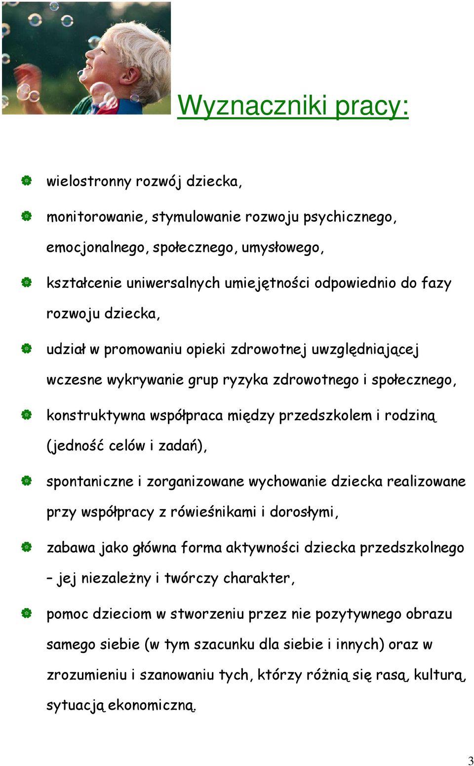 i zadań), spontaniczne i zorganizowane wychowanie dziecka realizowane przy współpracy z rówieśnikami i dorosłymi, zabawa jako główna forma aktywności dziecka przedszkolnego jej niezaleŝny i twórczy