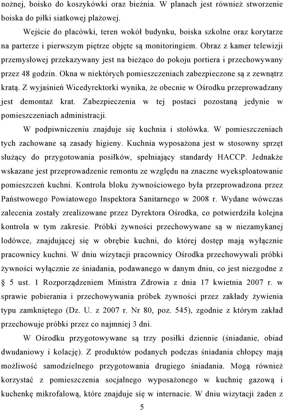 Obraz z kamer telewizji przemysłowej przekazywany jest na bieżąco do pokoju portiera i przechowywany przez 48 godzin. Okna w niektórych pomieszczeniach zabezpieczone są z zewnątrz kratą.