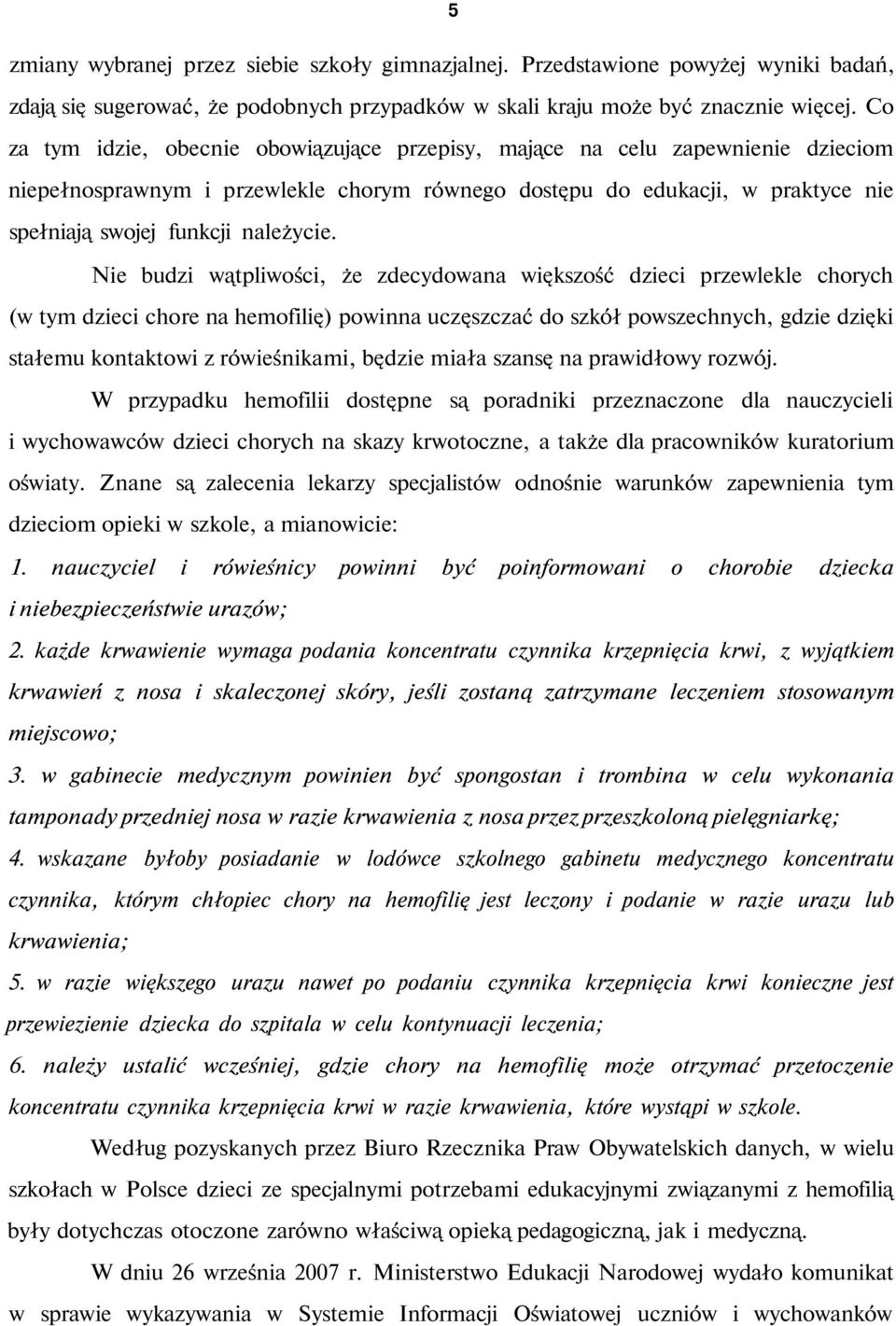 Nie budzi wątpliwości, że zdecydowana większość dzieci przewlekle chorych (w tym dzieci chore na hemofilię) powinna uczęszczać do szkół powszechnych, gdzie dzięki stałemu kontaktowi z rówieśnikami,